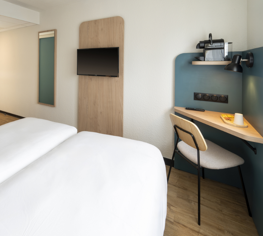 vue d'une bureau dans une chambre simple de l'hôtel Carline