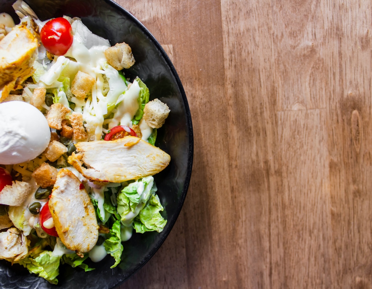 photo d'une salade au menu du restaurant de l'hôtel Carline